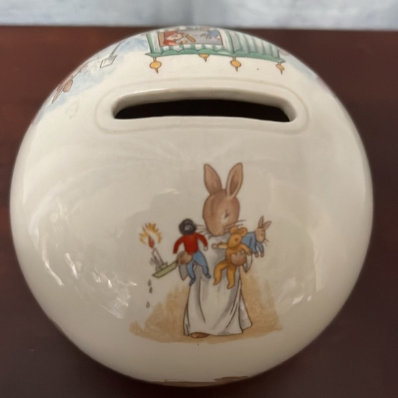 Royal Doulton Bunnykins Bank with Puppet Show & Bunny Rabbit Audience - Picture 7 of 12